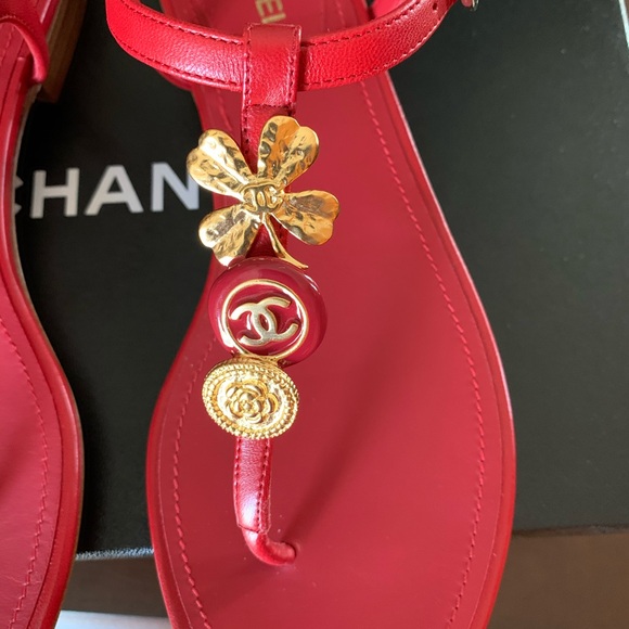 Chanel 20P LAMBSKIN RED THONG SANDALS 
SIZE 38.5 EU - Picture 2 of 4